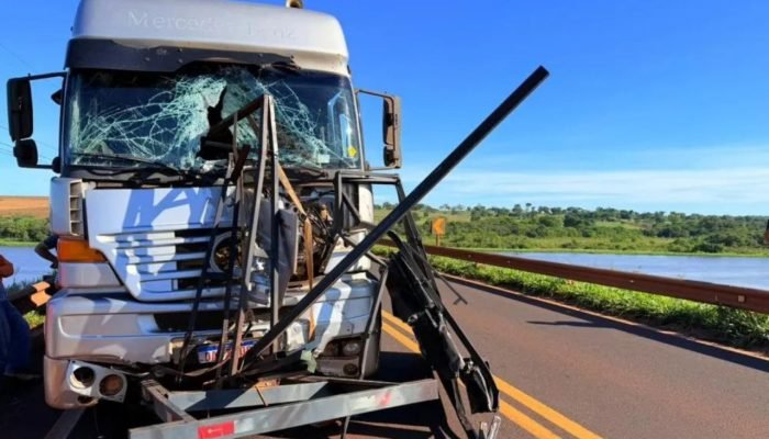 Carretinha se solta, invade contramão e atinge caminhão na MS-395