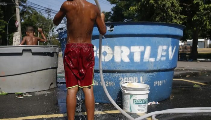 As crianças estão mais expostas a riscos climáticos. — Foto: As crianças estão m