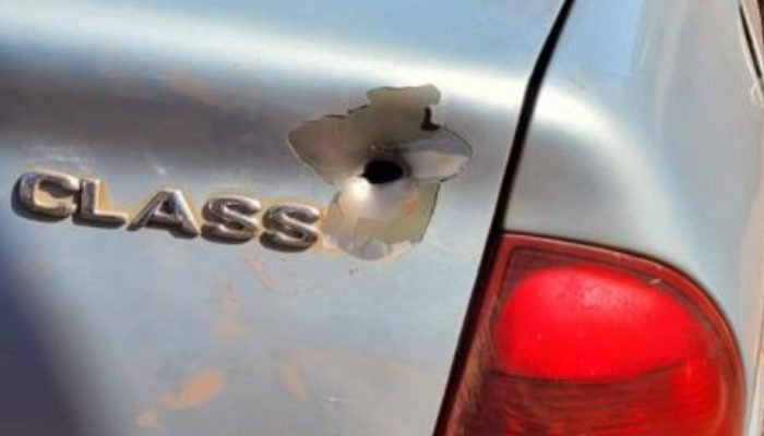 Marca do disparo no carro das vítimas. — Foto: Marca do disparo no carro das vít
