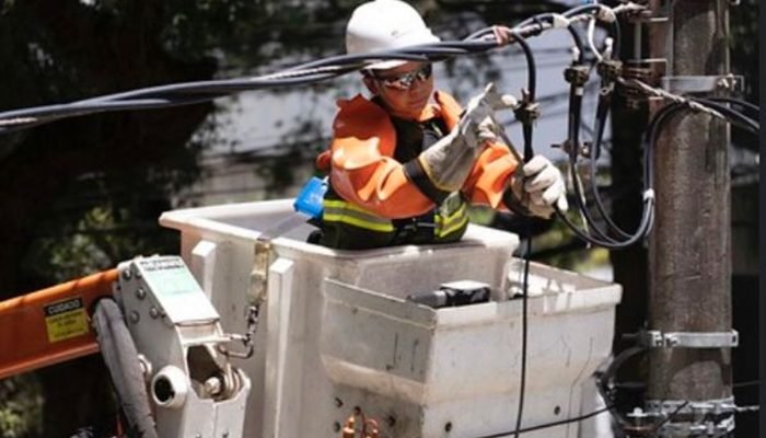 Pessoa mexendo em um poste — Foto: 1 de 1 Pessoa mexendo em um poste - Metrópole