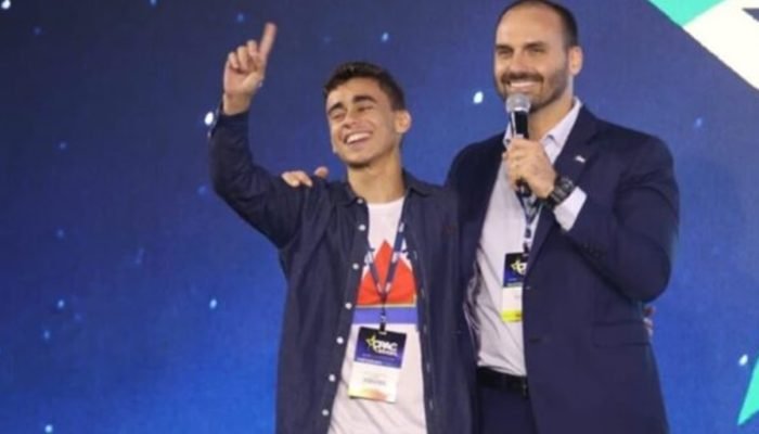 Foto: 1 de 1 Eduardo Bolsonaro e Nikolas Ferreira - Foto: Bruno Spada/Câmara dos