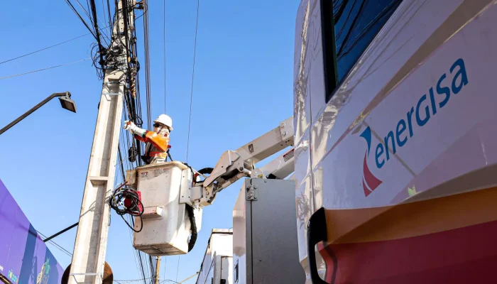 Técnicos da Energisa (Foto: Nathalia Alcântara, Midiamax)