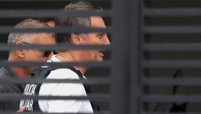 Ex-presidente Jair Bolsonaro chega à sua casa em Brasília para cumprir prisão do
