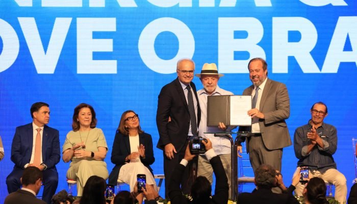 Ricardo Botelho (CEO do Grupo Energisa) e colaboradores da Energisa em evento de