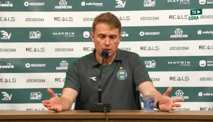 Fernando Seabra em entrevista coletiva como técnico do Coritiba — Foto: Fernando