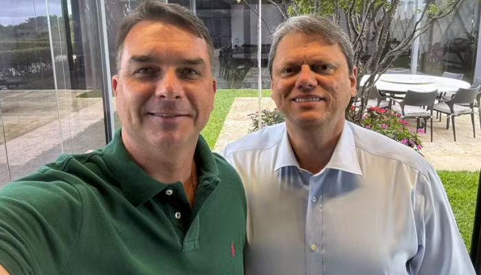 Senador Flávio Bolsonaro conversa em evento do BTG Pactual, onde reforçou apoio