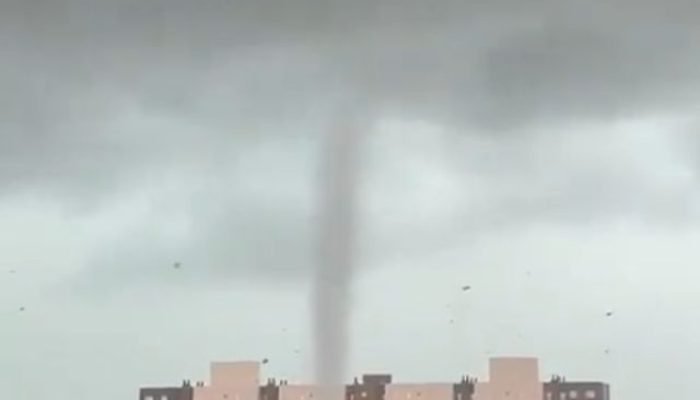 Tornado foi flagrado por moradores de Pelotas durante intensa tempestade — Foto: