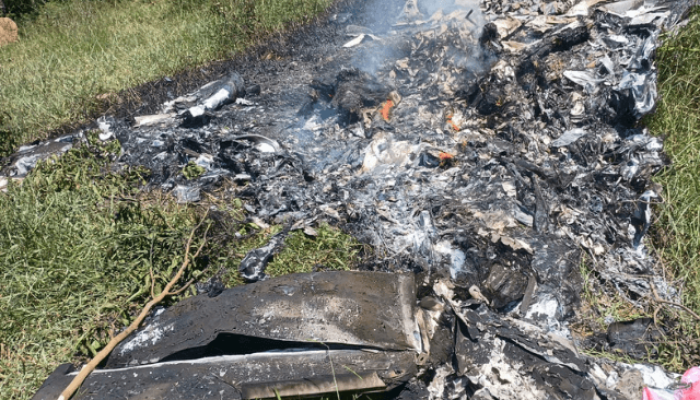 Foto: Destroços de avião de pequeno porte que caiu em Rio Claro (RJ) | Foto: Div