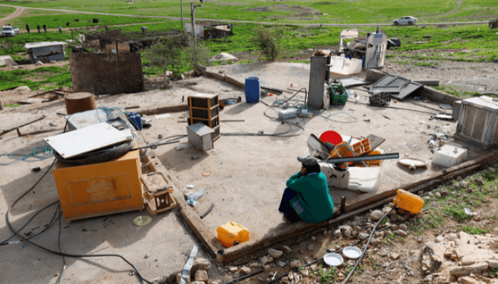 Foto: Membros de uma comunidade beduína palestina deixam local após violência de