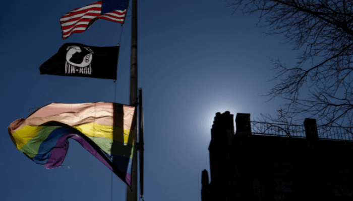 Bandeira do Orgulho LGBTQIA+ sobre o Monumento Nacional de Stonewall, em Nova Yo