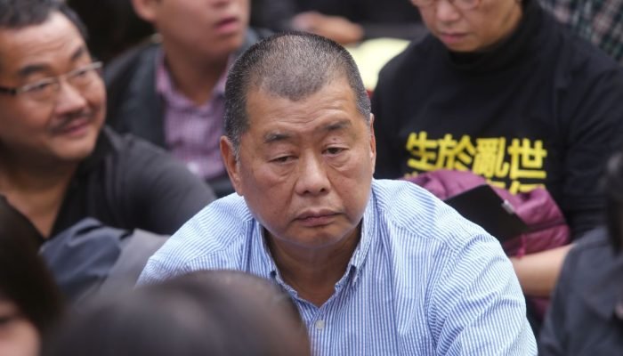 Foto: Jimmy Lai e manifestantes durante um protesto • Sam Tsang/South China Morn