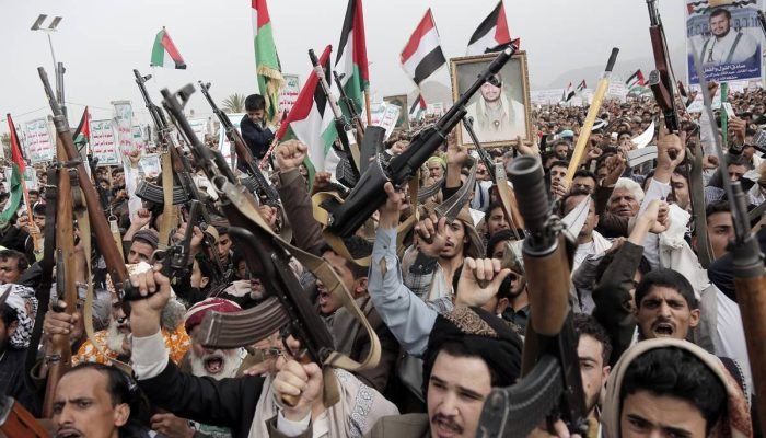 Foto: 1 de 1 Imagem colorida mostra apoiadores dos Houthis - Metrópoles - Foto: