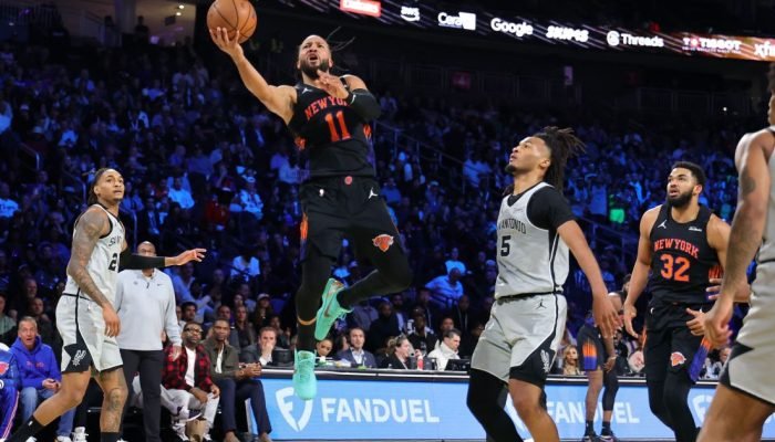 Jalen Brunson, do New York Knicks, na final da Emirates NBA Cup na T-Mobile Aren