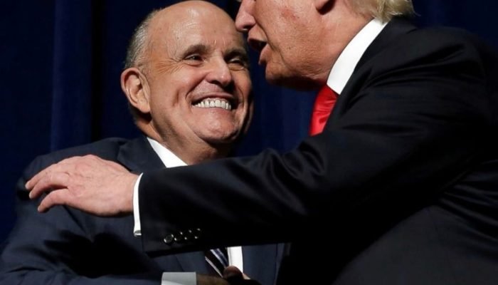 Trump perdoa aliados envolvidos em questionamentos das eleições de 2020