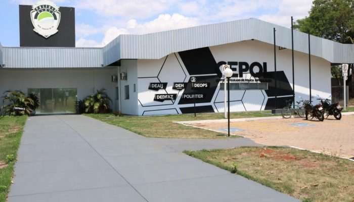 Policial dispara arma após filho ser impedido de circular