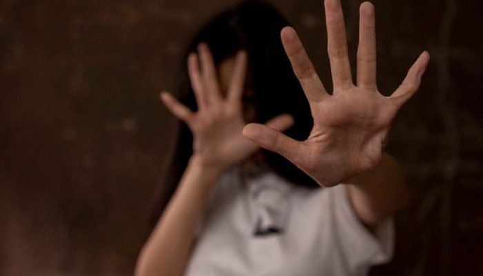 Imagem-colorida-de-mulher-sofrendo-agressao