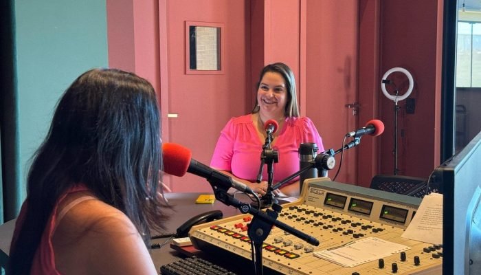 Rhaiza Matos em entrevista a Rádio Cultura de Naviraí. Foto: Julio Fernando