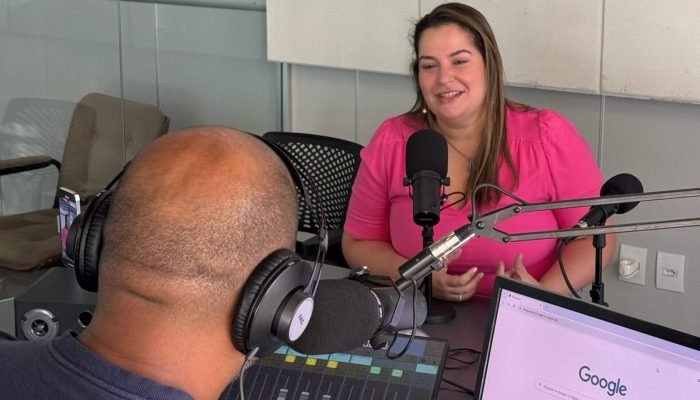 Rhaiza Matos em entrevista a Rádio Karanda FM de Naviraí. Foto: Julio Fernando