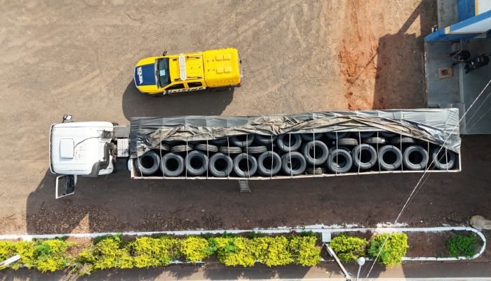 Caminhão apreendido com pneus contrabandeados em Amambai, após ação da PM
