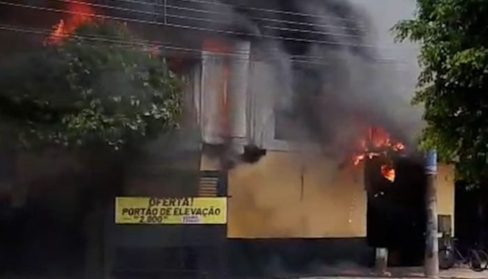 Foto: Incêndio registrado em serralheria. (Foto: Reprodução/Leitor Midiamax)