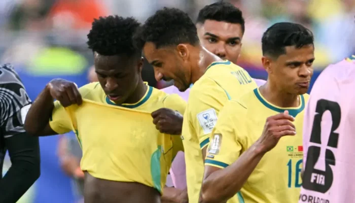 Jogadores-do-Brasil-conversam-durante-pausa-para-hidratacao-scaled-aspect-ratio-512-320