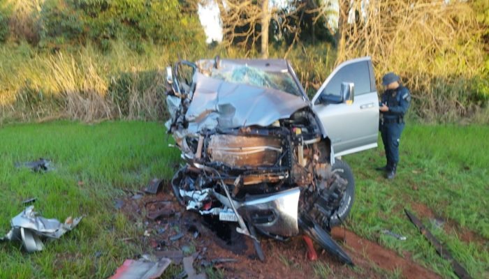A caminhonete ficou totalmente destruída. (Foto: Fala Povo, Midiamax)