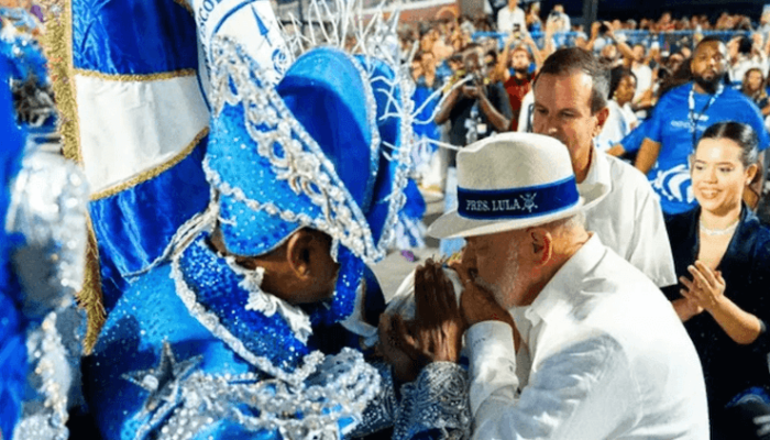 Foto: Lula fala com o mestre-sala da Acadêmicos de Niterói, escola rebaixada no