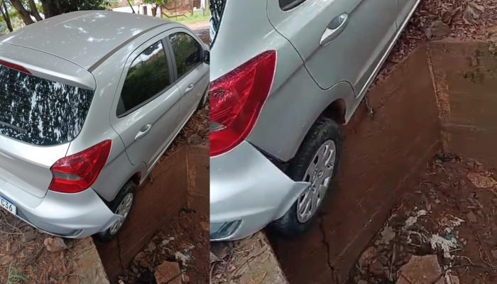 Ford Ka foi o 5º veículo a cair em buraco — Foto: Ford Ka foi o 5º veículo a cai