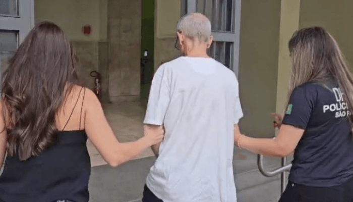 Polícia prende avó suspeita de oferecer netas para abusador — Foto: Polícia pren