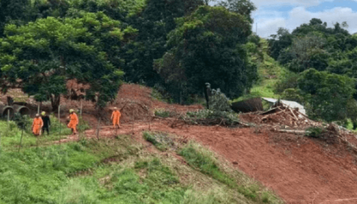 casa atingida pelo deslizamento em Eugenópolis, Zona da Mata — Foto: Deslizament