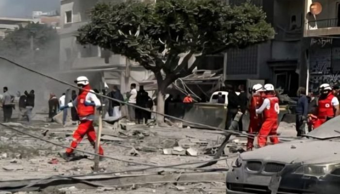 Membros da Cruz Vermelha em um dos bairros de Beirute atingidos por bombardeios
