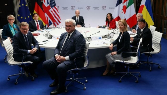 Foto: Ministros das Relações Exteriores do G7 em Vaux-de-Cernay Abbey, perto de