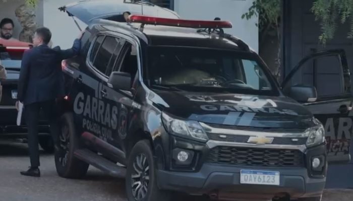 Viatura preta da Polícia Civil Garras com porta-malas aberto.