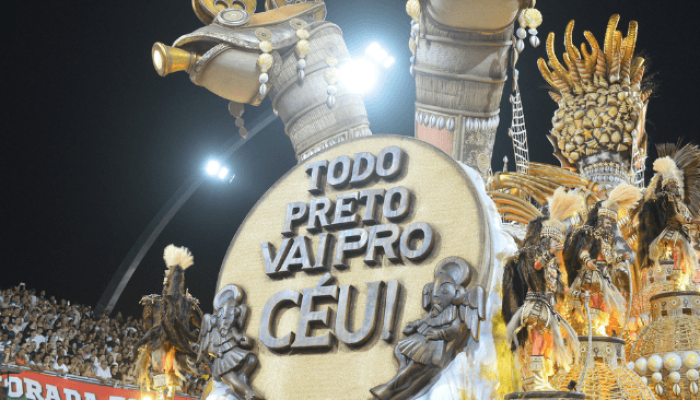 Carro alegórico da Mocidade Alegre durante o desfile no Carnaval 2026 — Foto: De