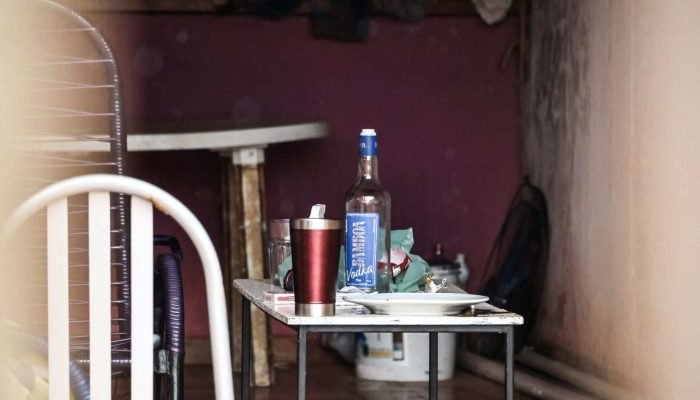 Varanda da residência com garrafas de bebidas. — Foto: Varanda da residência com