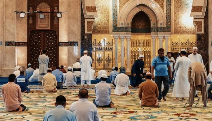 Foto: Muçulmanos oram em mesquista durante Ramadã | Unsplash