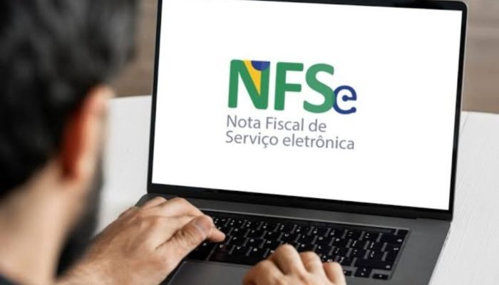 Pessoa no notebook acessando o sistema da NFS-e.