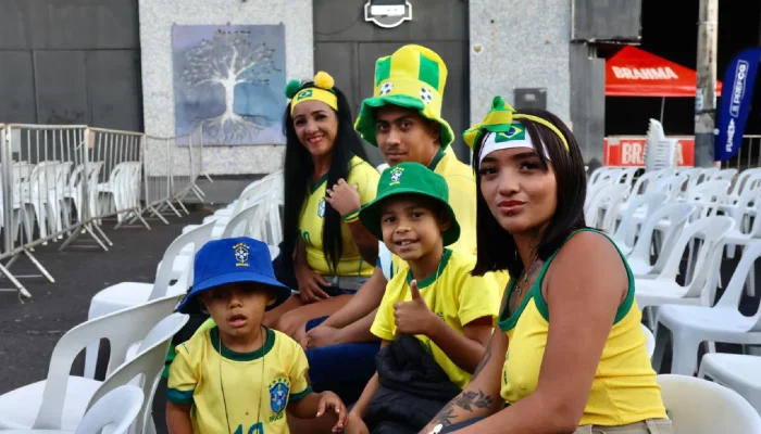 Famílias já procuram os melhores lugares para ver o jogo — Foto: Famílias já pro