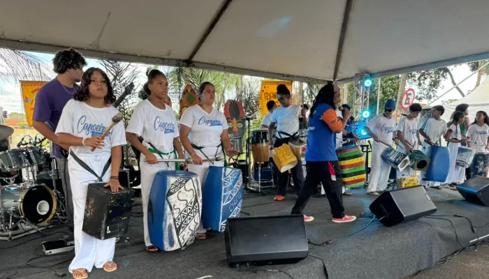 Detalhe da apresentação do Tambor Lata — Foto: Grupo Tambor Lata animou a matinê