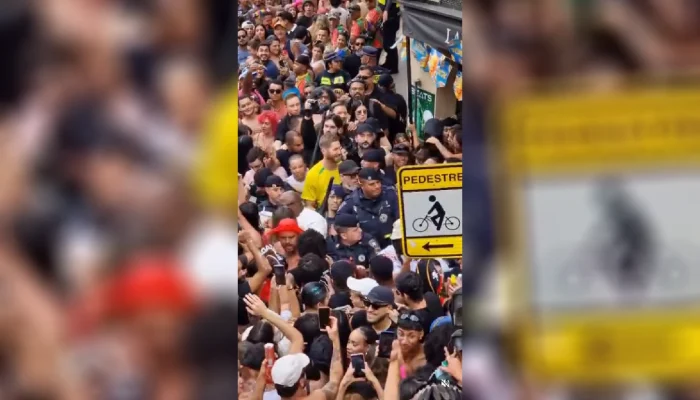 Calvin Harris sendo escoltado por PM em bloco selvagem em São Paulo — Foto: Polí