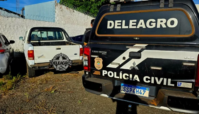 Foto: Material foi levado em uma caminhonete com uma carretinha (Foto: PCMS)