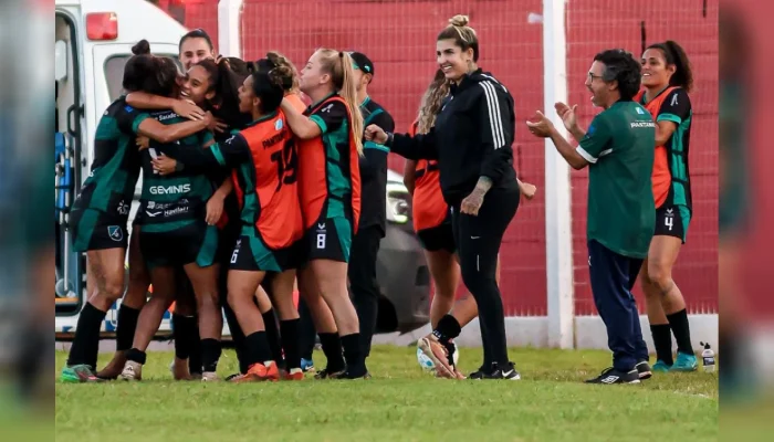 Jogadoras do Pantanal comemoram gol na goleada sobre o Penarol em casa — Foto: J