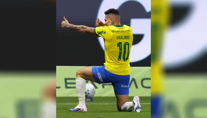 Paulinho saiu do banco para decidir a partida — Foto: Paulinho saiu do banco par