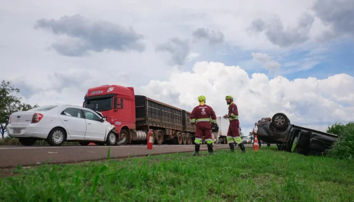 Batida traseira causa capotamento na BR-163 entre Jaraguari e Bandeirantes