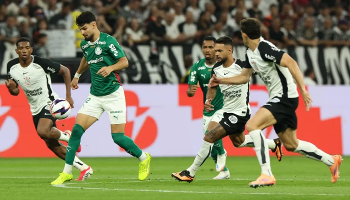 O argentino Fláco Lopes fez o gol da partida — Foto: O argentino Fláco Lopes fez