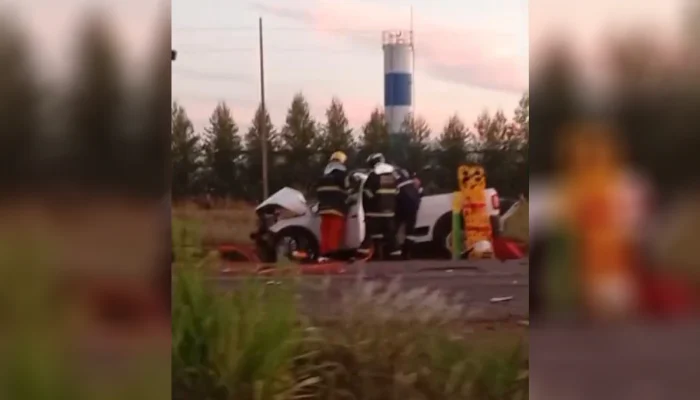 Vítima foi resgatada com vida — Foto: Vítima foi resgatada com vida (Foto: Charl