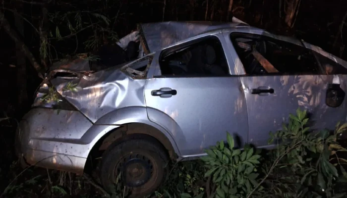 Carro capotou e motorista foi arremessado — Foto: Carro capotou e motorista foi