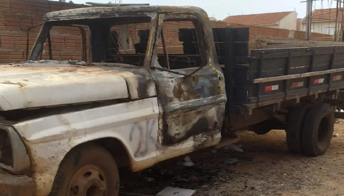Caminhão é incendiado após desentendimento entre vizinhos em Paulo Coelho Machado