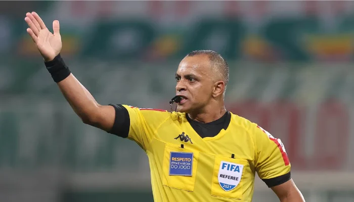 Foto: Árbitro é da federação Goiana de Futebol (Foto: Cesar Greco)