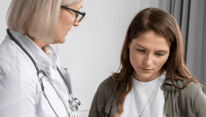 Mulher em atendimento médico — Foto: Mulher em atendimento médico | Freepik